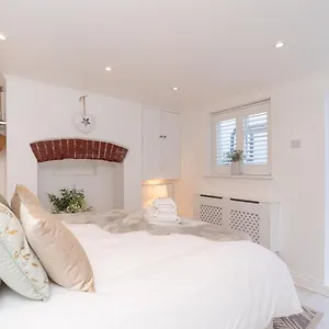 - With Patio And Sofa Bed! Apartment Cheltenham