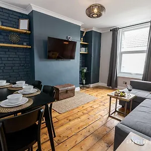 Quirky Newly Renovated With Parking - Cobalt Levels Apartment Bournemouth