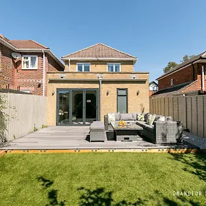 Stylish 4 Bed House In With Garden & Parking Holiday home Poole