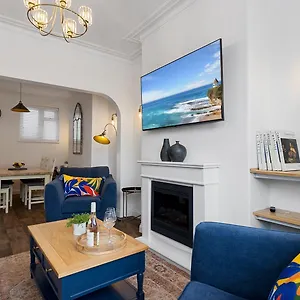  Holiday home Maple House - Park View Sleeps 7